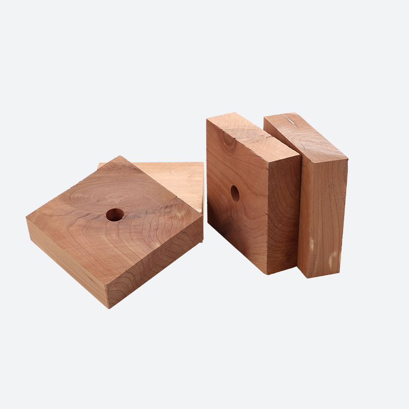 Blok kayu dengan lubang di tengah