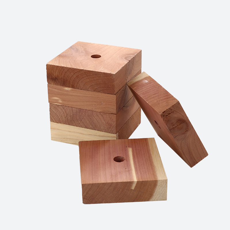 Blok kayu dengan lubang di tengah