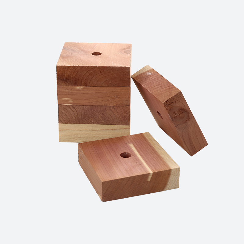Blok kayu dengan lubang di tengah